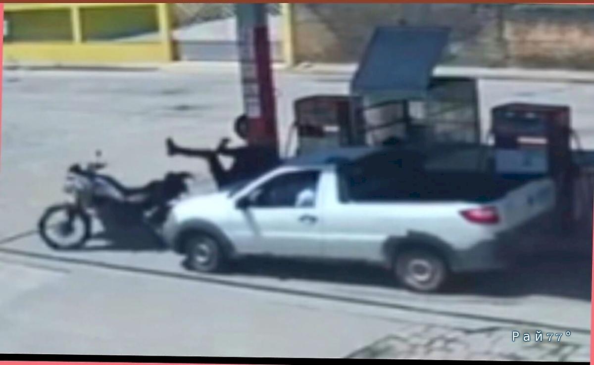 Владелец ограбленного магазина выследил и протаранил налётчиков на своём пикапе