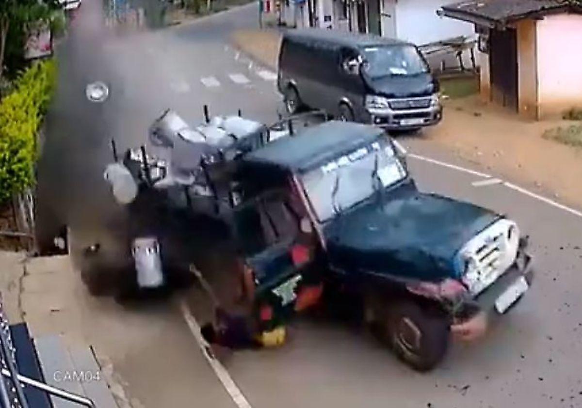 Водитель, «катапультировавшись» из кабины, пережил крушение пикапа с молочными бидонами