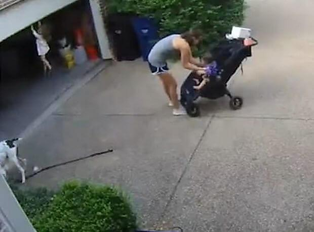 Американка успела спасти свою дочь, поднятую воротами гаража (Видео)