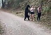 Медведь принял участие в фотосессии туристок
