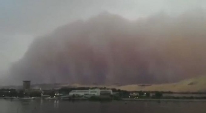 Песчаная буря накрыла египетский город Асуан (Видео)