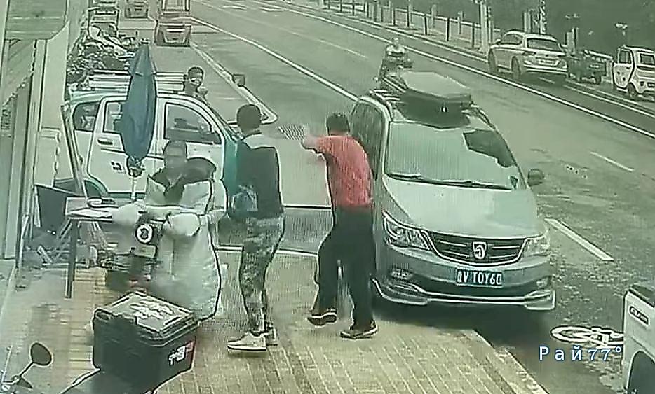 Пешеходы, благодаря реакции, избежали наезда легковушки и попали на видео в КНР