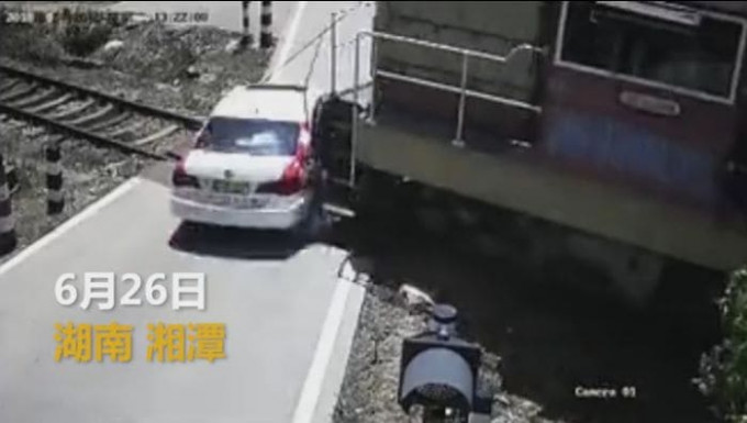 Китайский автомобилист попытался «подрезать» поезд (Видео)