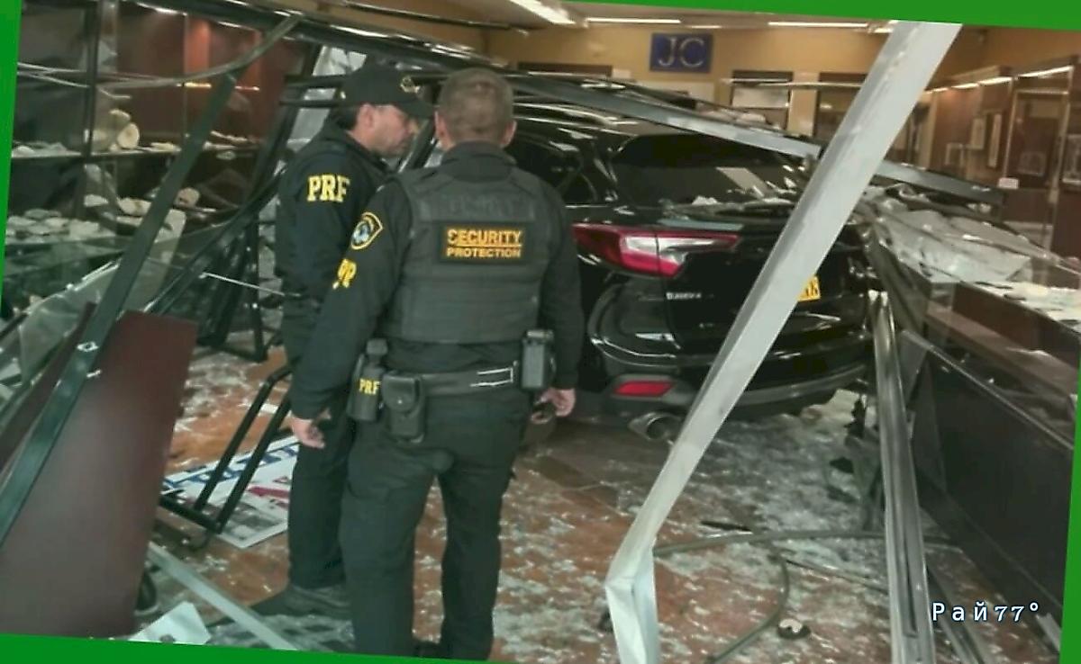 Налётчик протаранил ювелирный магазин на угнанном автомобиле ▶️