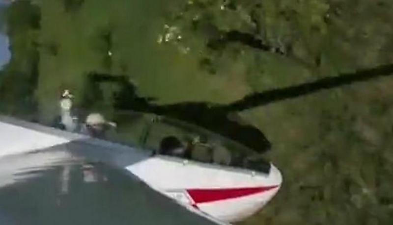 Пилот, выполняя акробатические трюки на самолёте, врезался в дерево в Польше