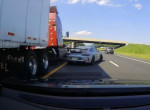 Водитель Porsche 911 GT3, благодаря реакции, вывел свой автомобиль из-под колёс грузовика ▶