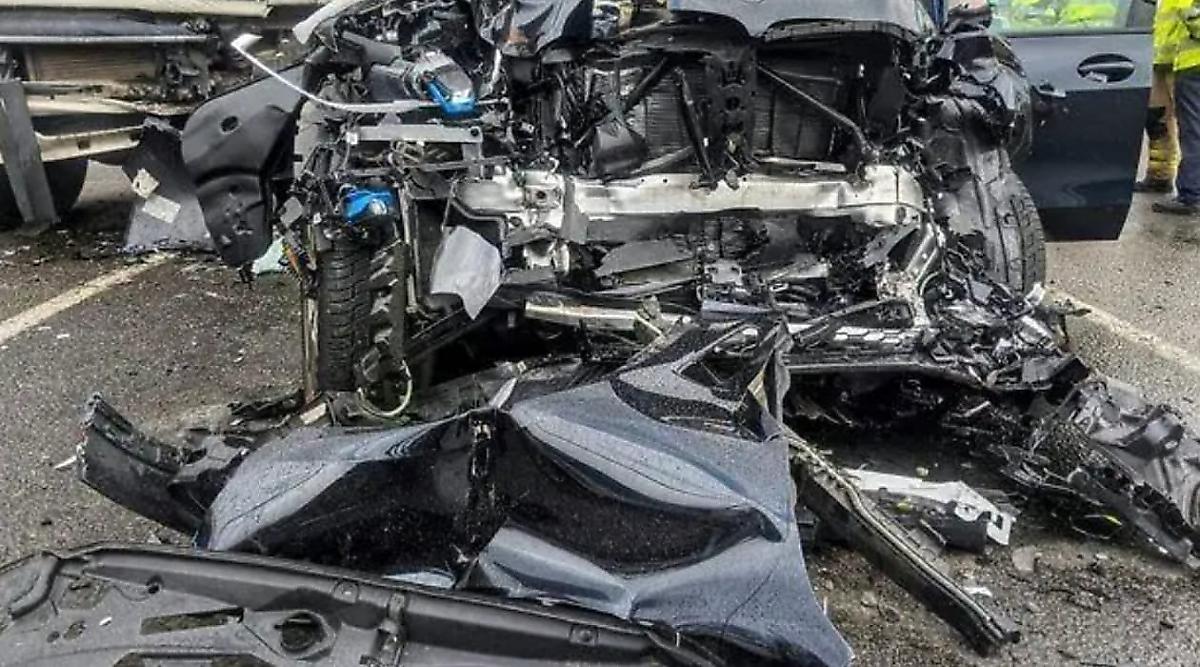 Члены китайского семейства, угодившие в чудовищную аварию, самостоятельно выбрались из искорёженного автомобиля