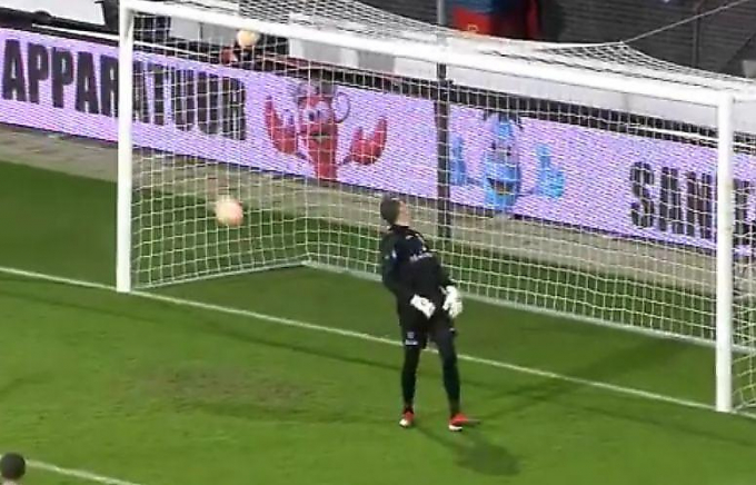 Голландский футболист перекрутил мяч, который чудом миновал линию ворот (Видео)