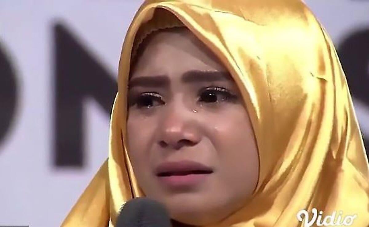 Участница шоу «Голос» в Индонезии узнала о смерти матери в прямом эфире программы
