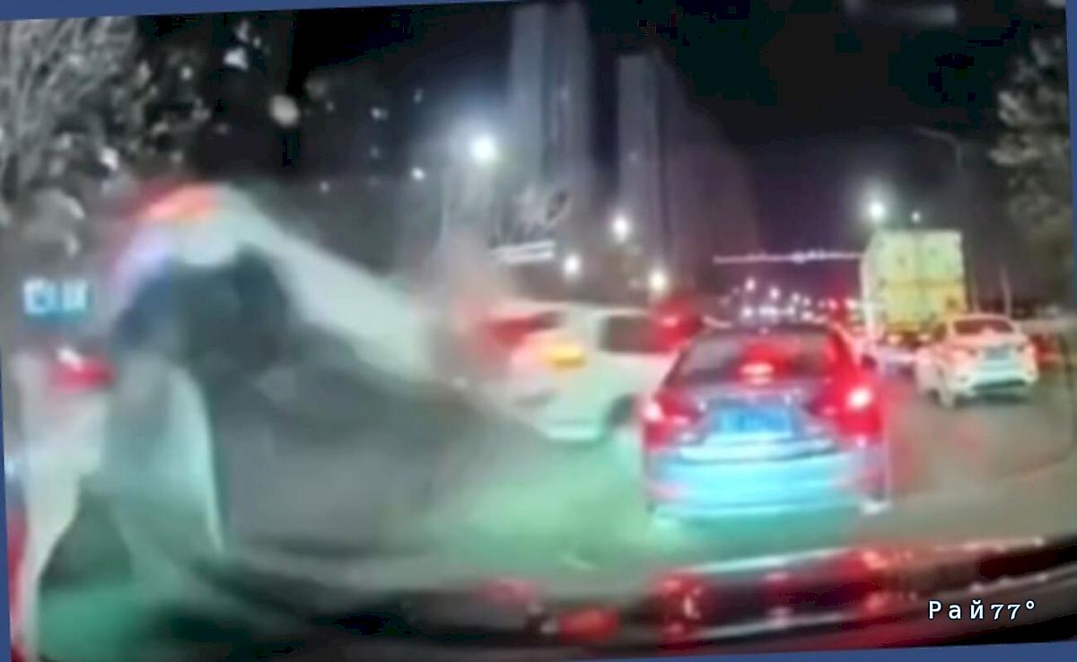 Водитель не справился с управлением легковушки и стремительно вклинился в поток автомобилей ▶️ Водитель не справился с управлением легковушки и стремительно вклинился в поток автомобилей ▶️