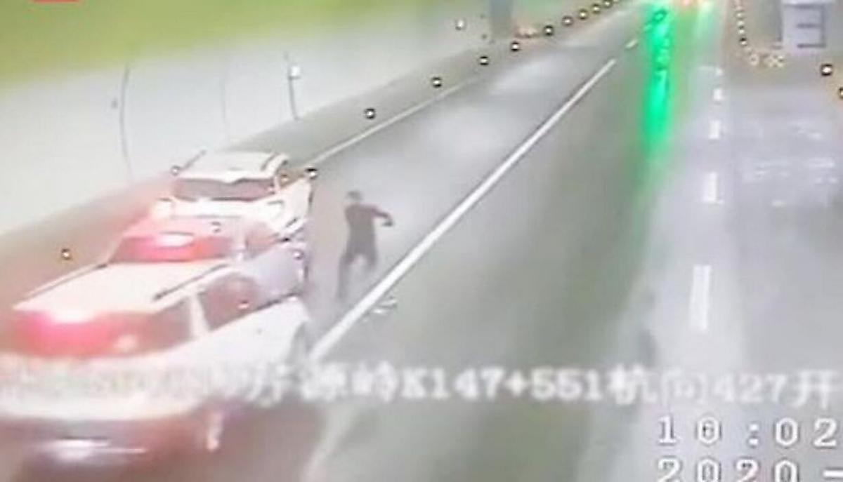 Автомобилист, сделав остановку в тоннеле, оказался в центре дорожного инцидента