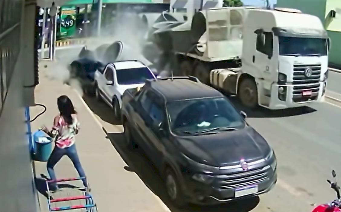 Бетонные кольца выпали из грузовика и расплющили автомобили в Бразилии