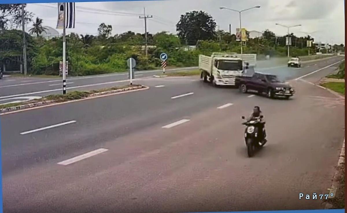 Длинновоз сложился и чудом не врезался в пикап в Таиланде ▶️