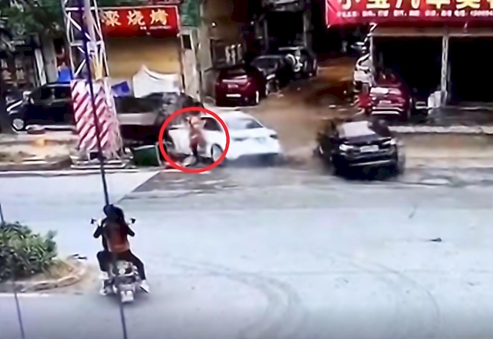 Мусорщик лишился повозки, оказавшись на пути у столкнувшихся автомобилей в КНР