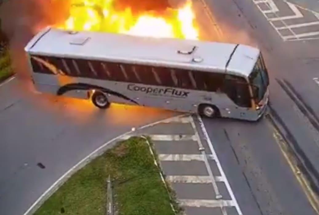 Огненная авария с участием цистерновоза, автобуса и легковушки попала на видео в Бразилии