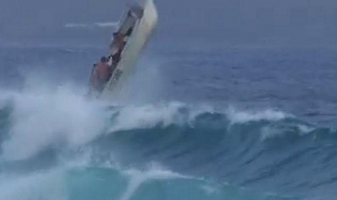 Туристы на лодке не смогли преодолеть массивную волну у австралийского побережья