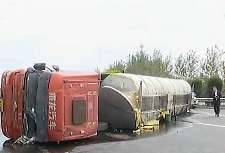 Водитель бензовоза, объезжая легковушку, не смог избежать крушения 32-тонного грузовика ▶