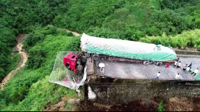 Водитель и пассажир грузовика, выехавшего на пандус, попали в страховочные сети, в Китае (Видео)
