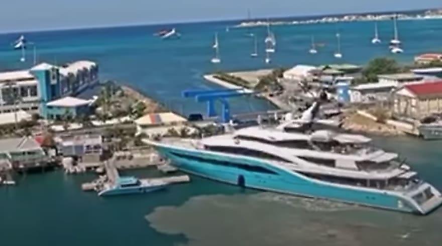 77-метровая мега-яхта дважды проверила док на прочность и попала на видео на Карибах