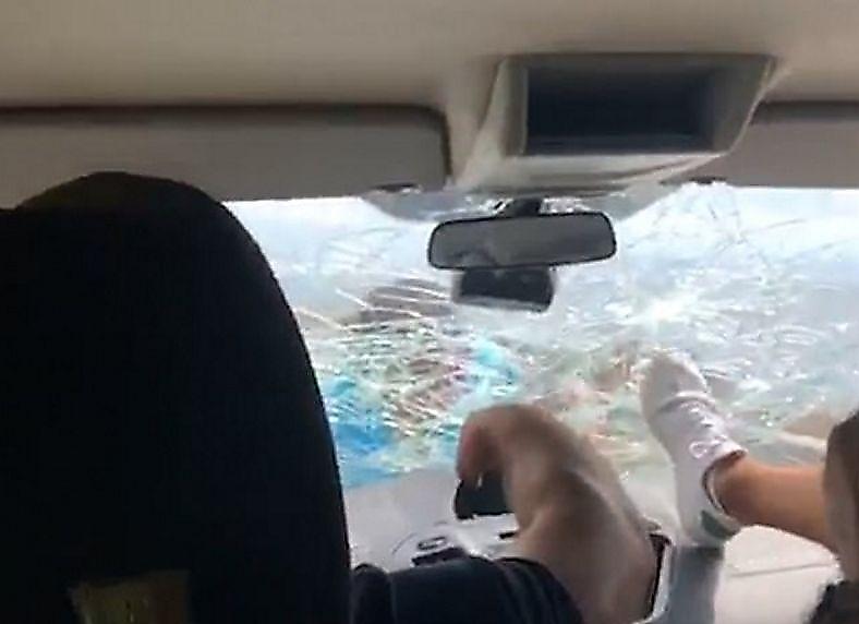 Албанский ресторатор разбил стекло и прокатился на капоте автомобиля, требуя оплатить обед ▶