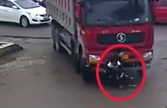Двое школьников на велосипеде, угодив под грузовик, чудом выжили в Китае (Видео)