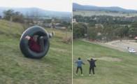 Экстремал, скатившийся в колесе со склона, чуть не угодил под машину в Австралии (Видео)