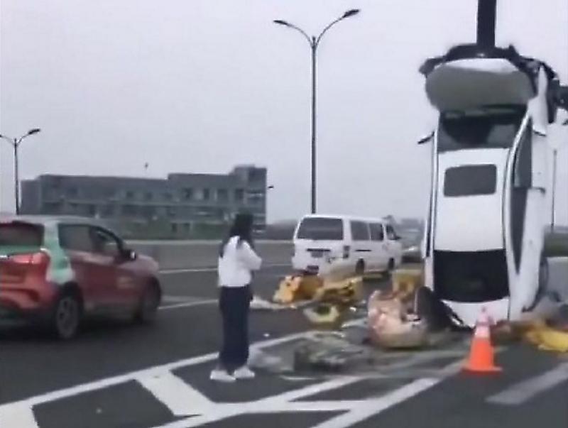 Китайская автомобилистка умудрилась «припарковаться» на столбе ▶