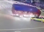 Китайский дальнобойщик, уходя от столкновения, временно положил грузовик на крышу такси
