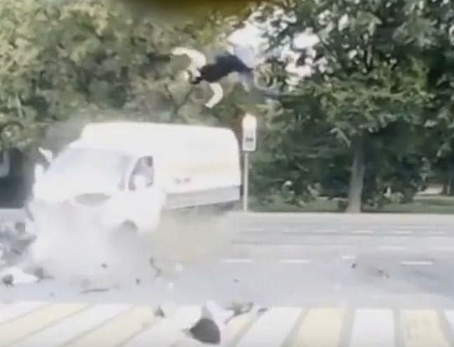 Мотоциклист чудом уцелел, после страшного ДТП в Москве (Видео)