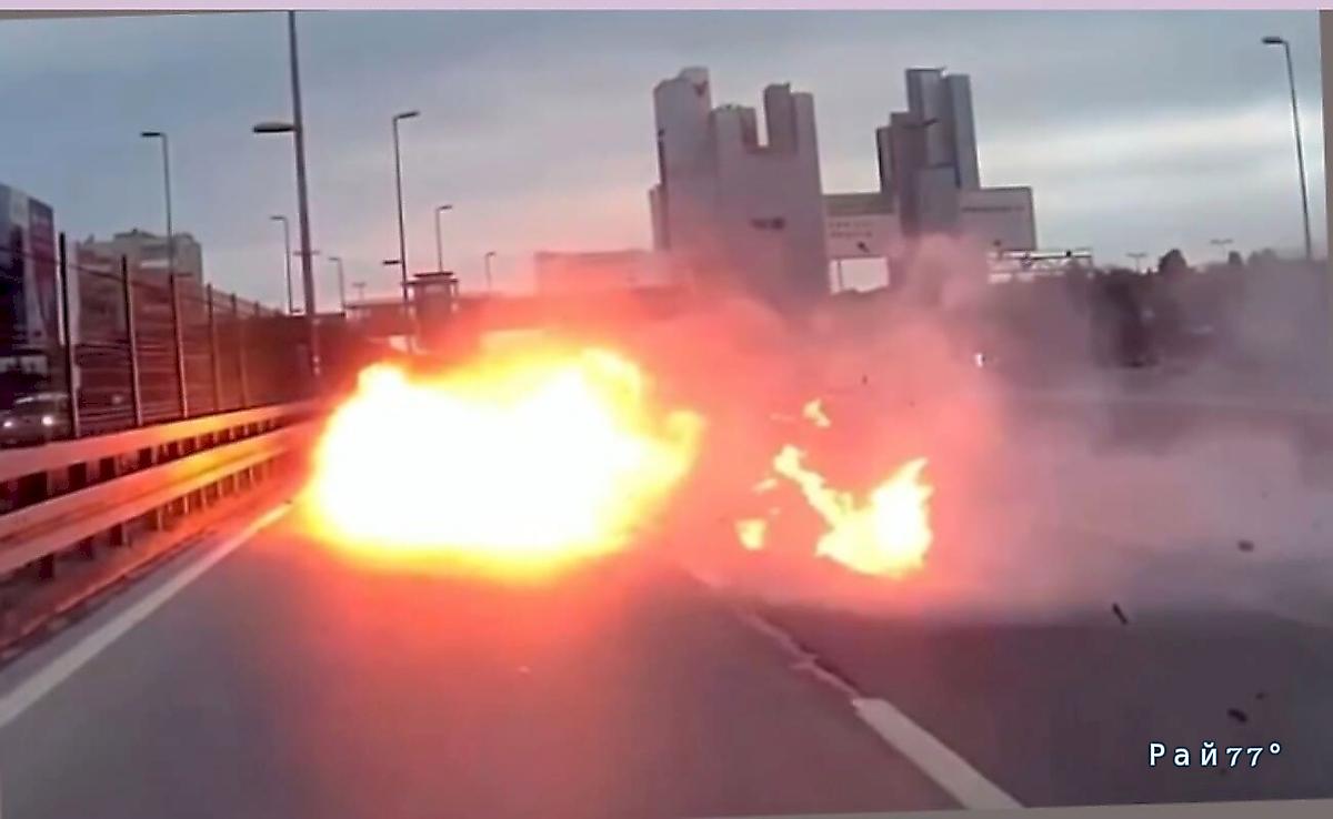 Неуправляемая легковушка врезалась в отбойник и превратилась в огненный шар ▶️ Неуправляемая легковушка врезалась в отбойник и превратилась в огненный шар ▶️