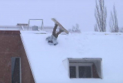 Трюк сноубордиста закончился незапланированным переворотом на крыше жилого дома в Финляндии ▶