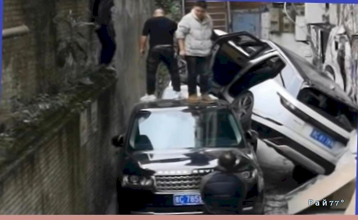 Водитель, выезжая на легковушке с парковки, опрокинул свой автомобиль ▶️