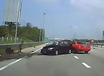 Дети оказались на магистрали после столкновения автомобилей в Малайзии