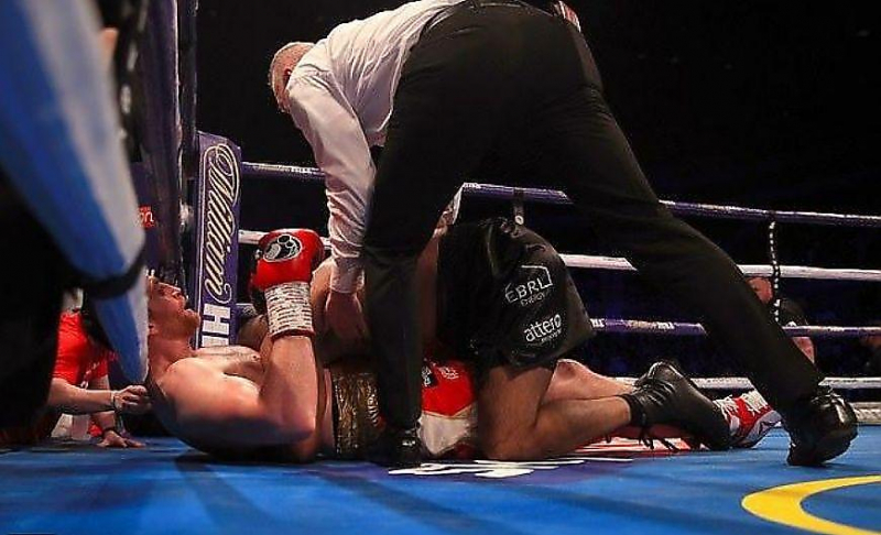 Дисквалифицированный боксёр столкнулся с разъярёнными фанатами, облившими его пивом в Ливерпуле ▶
