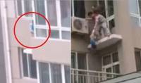 Китаец в самый последний момент поймал ребёнка, выпавшего из окна высотного дома (Видео)
