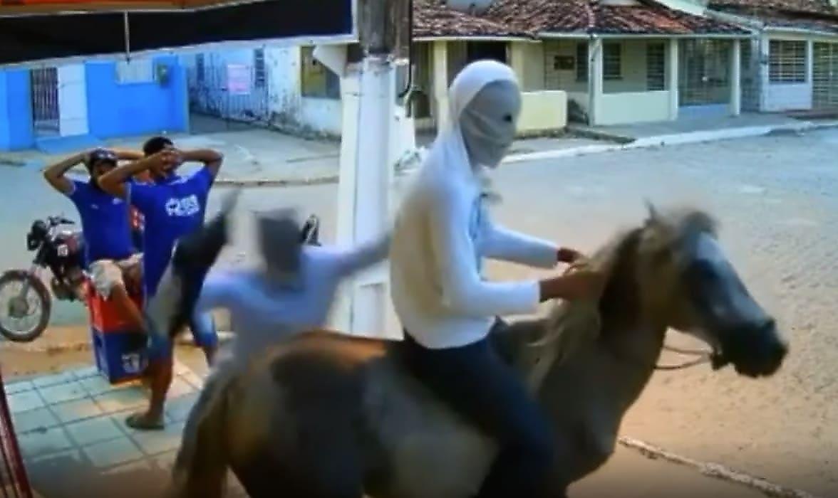 Грабители на лошади совершили налёт на магазин в Бразилии