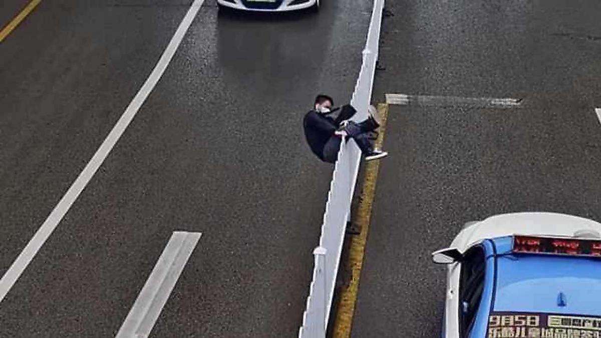 Пешеход, тщетно пытаясь перебраться через забор на автомагистрали, рассмешил сеть - видео