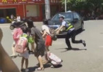Полицейский, испугавшись... не на шутку перепугал пешеходов в Китае (Видео)