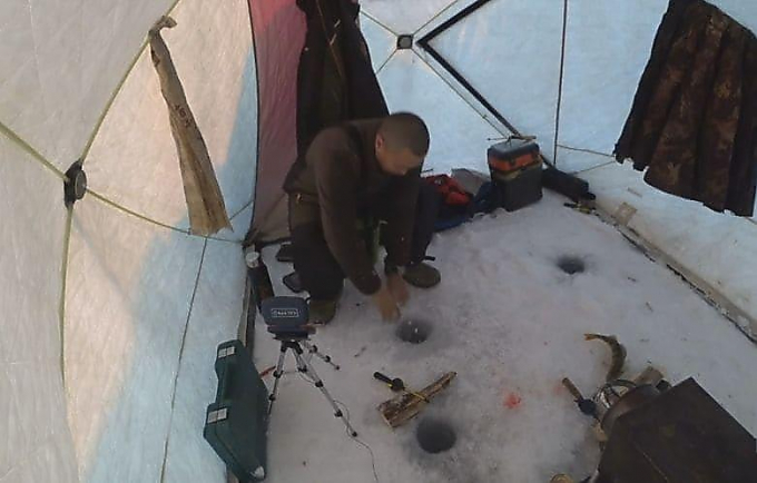 Щука утащила наживку вместе с удочкой у нерасторопного рыбака в Якутии (Видео)