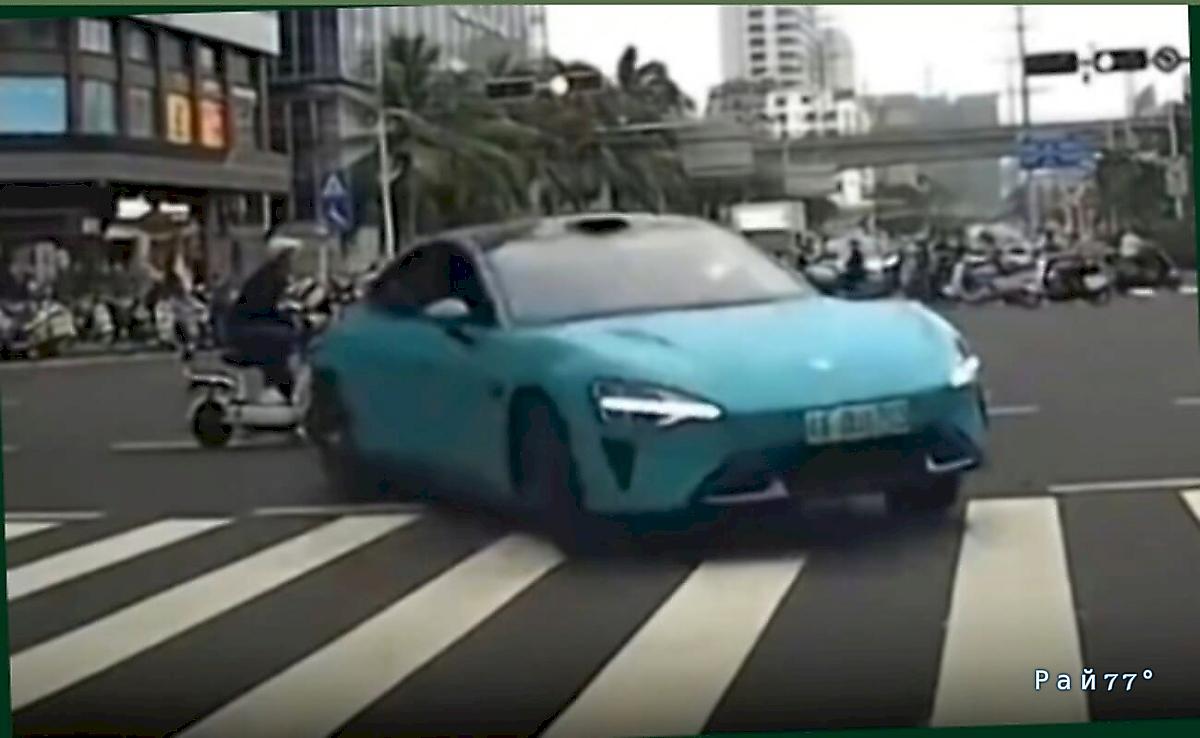 Водитель легковушки лихо объехал скутеристку и протаранил автомобиль с видеорегистратором Водитель легковушки лихо объехал скутеристку и протаранил автомобиль с видеорегистратором