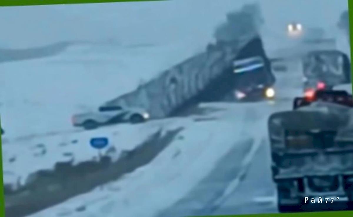 Дальнобойщик, объезжая патрульную машину, завалил фуру в кювет ▶️