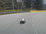 Скейтбордист «подрезал» легковушку, выскочив из-под колёс на извилистой трассе в Малайзии (Видео)
