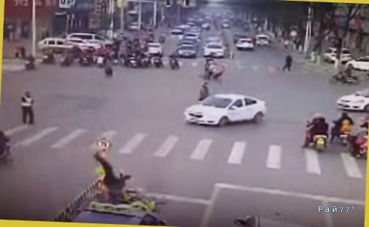Скутер &laquo;сбежал&raquo; от седока, сбил пешехода и поразил две легковушки в КНР ▶️