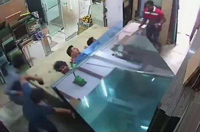 Трое рабочих обрушили на себя штабель со стёклами в Индии