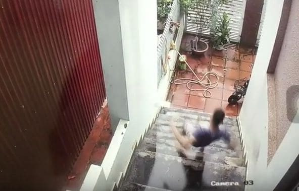 Вьетнамец, подскользнувшись на лестнице, виртуозно спас мобильный телефон (Видео)