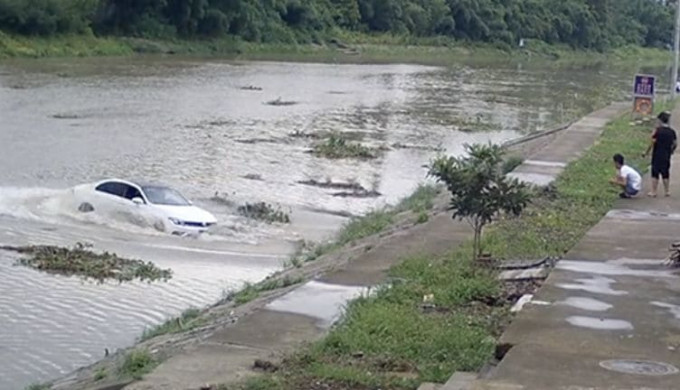 Водитель, перепутав педали в автомобиле, неожиданно оказался на середине реки в Китае (Видео)