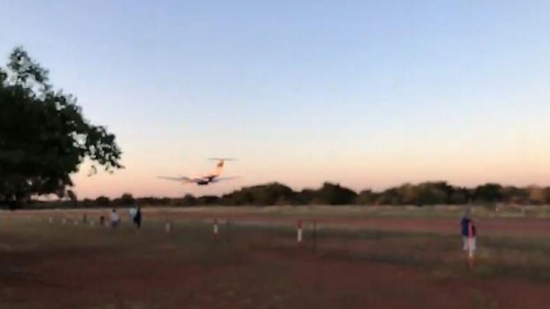 Пилот на угнанном самолёте протаранил клуб, чтобы отомстить своей жене в Ботсване