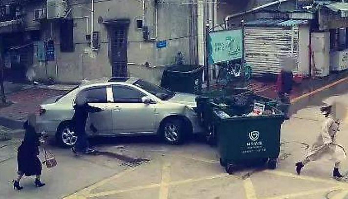 Подвыпивший отец показал дочери «мастер-класс» парковки автомобиля и разбил 4 легковушки в Китае ▶