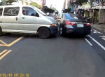 Попал под раздачу: фургон неожиданно лишил китайца велосипеда 0