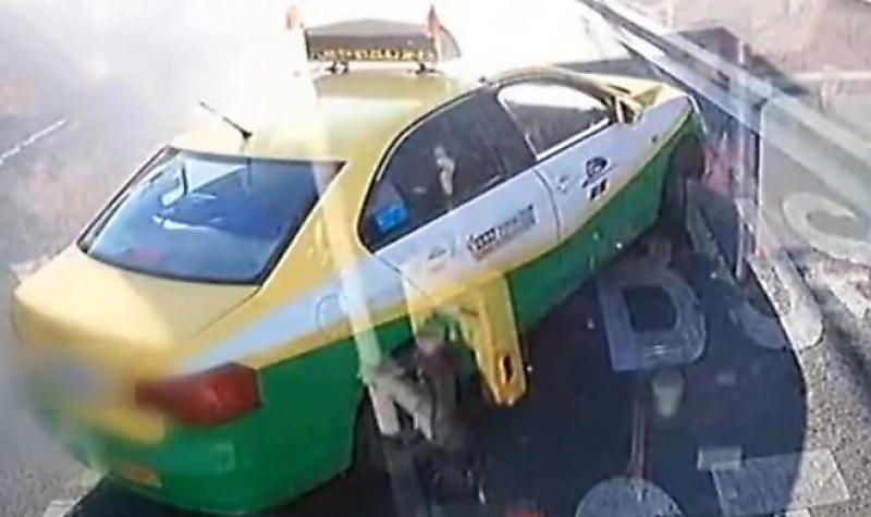 Разборка таксиста и водителя автобуса, закончившаяся ДТП, попала на видеокамеру в Китае ▶